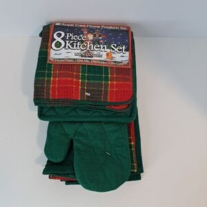 Christmas 8 Piece Set Towels Cloths Pot Holders Mitt Royal Crest Home Products